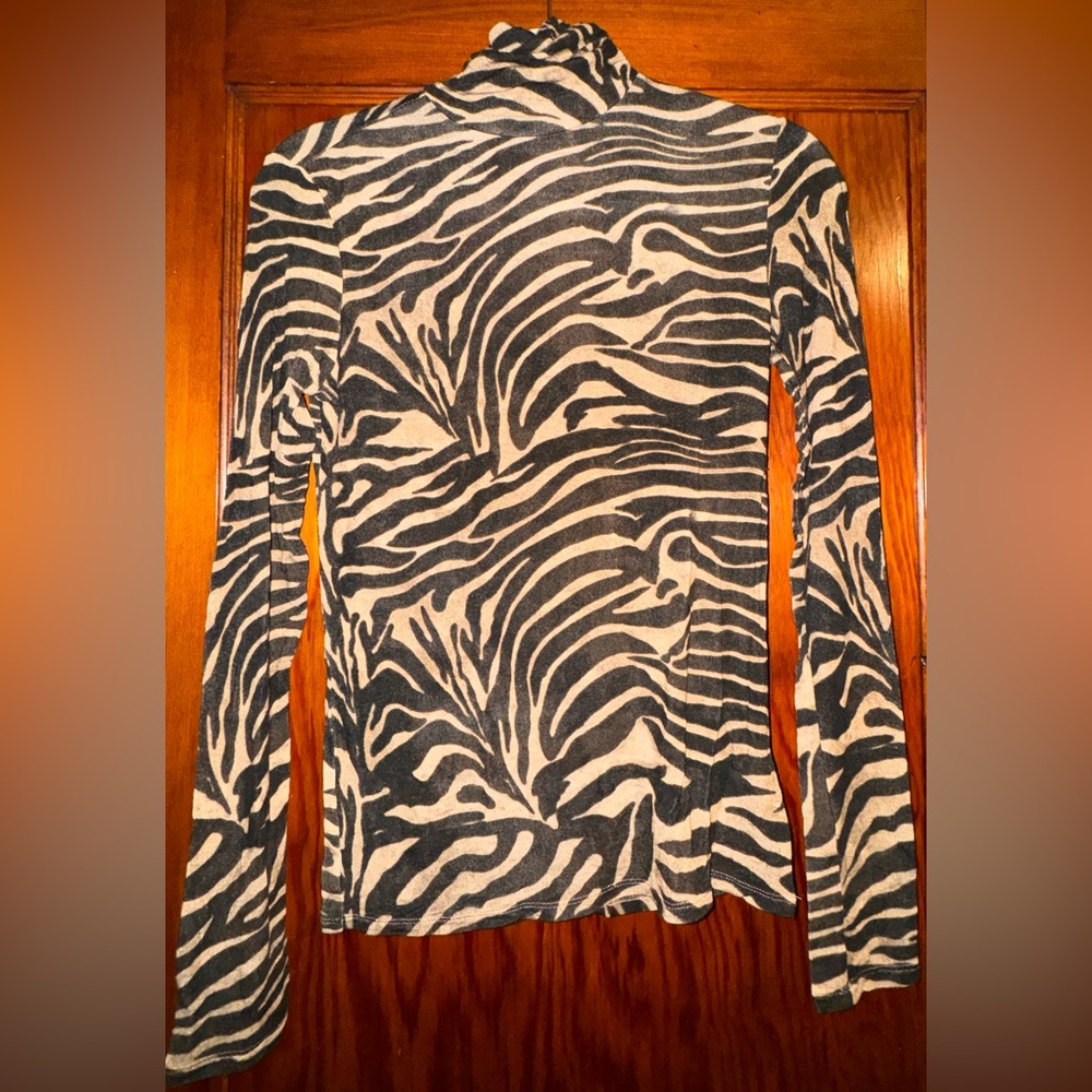 Express Animal Print Top🖤 - Picture 11 of 11